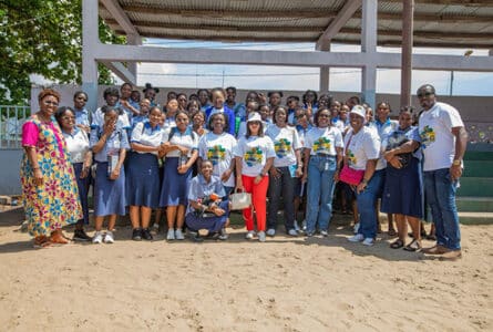 Entre lycéennes et professionnelles du pétrole, une photo de famille, et peut-être le début d'une vocation. © VAALCO