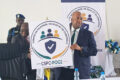 Le maire de la commune de Port-Gentil, Pascal Houangni Ambouroue présentant la plaquette du Comité de pilotage, le 29 avril 2026. © GabonReview