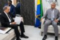 Le ministre de la Communication et des Médias, Germain Biahodjow, et l’ADG d’Africa N°1, Elbashir Abubaker Anber, à Libreville, le 16 avril 2026. © GabonReview