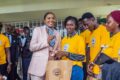 La directrice générale du CNOU, Zora Kassa épouse Nzigou, remettant les clés à une étudiante. © Com. CNOU
