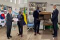 L’ambassadeur de Corée au Gabon remettant symboliquement un ordinateur au vice-recteur de l’UOB, le 22 avril 2026 à Libreville. © Com. Ambassade Corée/Gabon