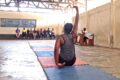 Une élève en pleine épreuve de gymnastique au centre féminin d'Oloumi. © pointnoirtv.com