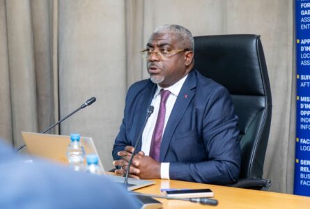 Le Secrétaire général du gouvernement, Abdu Razzaq Guy Kambogo, présidant les travaux, le 27 avril 2026. © Com. gouvernementale