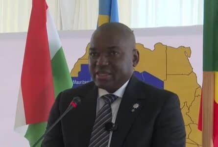 Le ministre d'Etat aux Transports, Ulrich Manfoumbi Manfoumbi, ouvrant officiellement les travaux, le 27 avril 2026. © D.R.