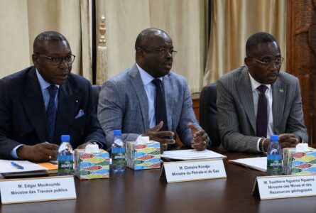 (de gauche à droite) Edgar Moukoumbi, Clotaire Kondja et Sosthène Nguema Nguema, le 28 avril 2026. © Montage IA / GabonReview