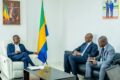 Le membre du gouvernement échangeant avec es responsables d'Orabank Gabon, le 2 avril 2026. © D.R.