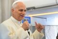 Le pape Léon XIV à bord d'un avion en novembre 2025. © Andreas Solaro/AP/SIPA