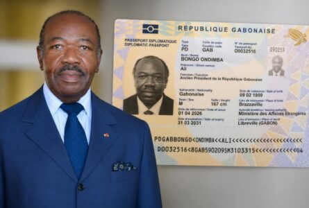 Les proche d'Ali Bongo affirment que l'ex-président n'a reçu aucun passeport diplomatique à ce jour.  © GabonReview (montage)