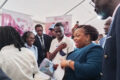 La ministre d’État, Camélia Ntoutoume discutant avec les élèves, le 23 avril 2026 à Akanda. © GabonReview