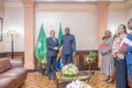 Brice Clotaire Oligui Nguema et le nouveau représentant de l'UNESCO au Gabon, Marco Patricio Zambrano Restrepo, le 22 avril 2026. © Com. présidentielle