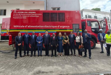 Photo de famille au terme de la cérémonie de remise officielle des clés du véhicules. © D.R.