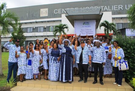 La directrice générale du CHUO, Alice Bikissa Nembe, posant avec l’ensemble du personnel, le 1er mai 2026, Owendo. © GabonReview