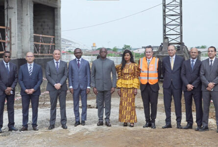 Photo de famille sur le site, lors du lancement du programme, le 6 mai 2026 à Akanda. © GabonReview