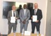 Les directeurs généraux d’Airtel Gabon et de Moov Africa, Thomas Herbert Gutjahr et Zouhier Jorio entourant le ministre Mark Alexandre Doumba. © GabonReview