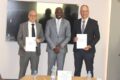 Les directeurs généraux d’Airtel Gabon et de Moov Africa, Thomas Herbert Gutjahr et Zouhier Jorio entourant le ministre Mark Alexandre Doumba. © GabonReview