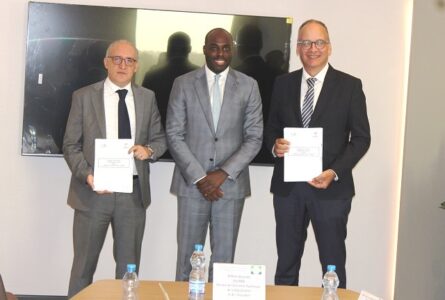 Les directeurs généraux d’Airtel Gabon et de Moov Africa, Thomas Herbert Gutjahr et Zouhier Jorio entourant le ministre Mark Alexandre Doumba. © GabonReview