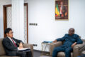 Libreville, 18 mai 2026 : sous le regard présidentiel en photo au mur, le ministre Adrien Nguema Mba (à droite) reçoit l'ambassadeur du Japon Ando Yoshio. Trois leçons commandées à Tokyo, dont une que l'Archipel n'a jamais sue. © Gouvernement.ga