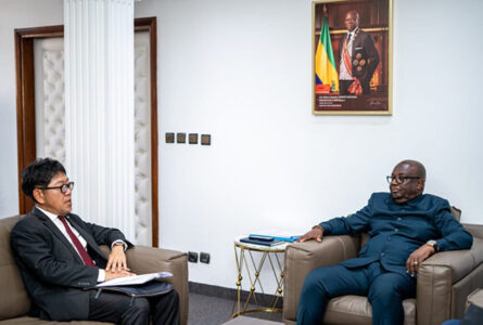 Libreville, 18 mai 2026 : sous le regard présidentiel en photo au mur, le ministre Adrien Nguema Mba (à droite) reçoit l'ambassadeur du Japon Ando Yoshio. Trois leçons commandées à Tokyo, dont une que l'Archipel n'a jamais sue. © Gouvernement.ga