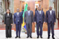 Les quatre ambassadeurs posant avec le président Oligui Nguema à l’issue de la prestation de serment. © Com. présidentielle