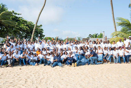 Libreville, 8 mai 2026. La famille Ascoma Gabon réunie autour de ses récipiendaires des médailles du travail, en présence de l'Administrateur Directeur Général Christophe Roudaut et des directeurs du groupe. © D.R.
