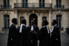 À Paris, les conseils du Gabon montent au front : Libreville cherche à faire annuler les protocoles signés avec Santullo et Webcor, avant une audience décisive le 7 septembre. © GabonReview / Illustration IA