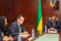 Le vice-président de la République gabonaise, Alexandre Barro Chambrier, et président, Shuzaburo Tsuchihashi, président du groupe AML, le 5 mai à Libreville. © D.R.
