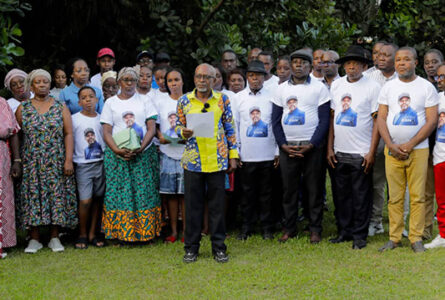 La famille d'Alain-Claude Bilie-By-Nze, réunie à Akanda le 23 mai 2026 pour briser trente-neuf jours de silence. © D.R.