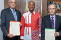 Le ministre des Eaux et Forêts, Maurice Ntossui Allogo (au milieu), posant avec deux des bénéficiaires d’attribution de Concessions, le 26 mai 2026 à Libreville. © D.R.