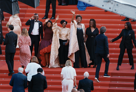 Sur le tapis rouge de Cannes, l'équipe de Ben'Imana, entre Gabon et Rwanda, salue un monde qui vient de les découvrir. © GabonReview (capture d’écran)