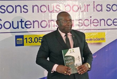 Le secrétaire général du ministère de la Santé, Alain Charles Rotimbo, présentant officiellement le Code de la santé du Gabon, le 13 mai 2026. © GabonReview