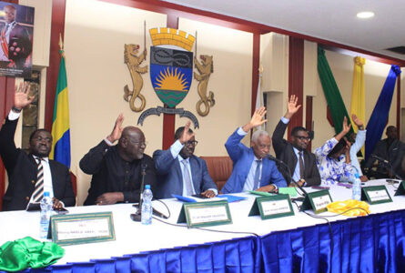 Les Conseillers municipaux votant, lors de la session extraordinaire de leur Conseil, le 30 avril 2026, à Libreville. © GabonReview