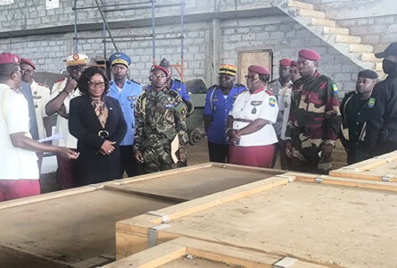 Brigitte Onkanowa lors de la visite de la base logistique du Service de santé militaire, le 28 mai 2026. © D.R.