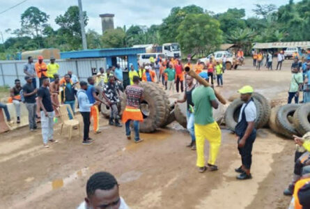 Le chantier de l'axe Ntoum-Cocobeach, bloqué le 4 mai 2026 par des centaines d'employés d'Ebomaf protestant contre leur transfert forcé vers la sous-traitance. © Gabonactu.com