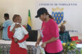 La marraine de l'événement, Grâce Houangni Ambouroue, lors de la remise des kits de solidarité. © GabonReview