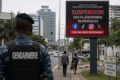 Pour The Guardian, les nouvelles restrictions numériques au Gabon projettent à l’international l’image d’un pouvoir accusé de renouer avec les vieux réflexes de contrôle et de surveillance. © GabonReview / Illustration IA
