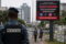 Pour The Guardian, les nouvelles restrictions numériques au Gabon projettent à l’international l’image d’un pouvoir accusé de renouer avec les vieux réflexes de contrôle et de surveillance. © GabonReview / Illustration IA