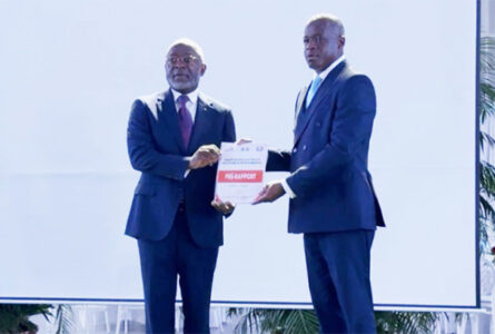 Cette étude, remise par le ministre Lubin Ntoutoume au vice-président du gouvernement, Herman Immongault, visait à établir une cartographie précise de l’industrie gabonaise afin de disposer d’indicateurs fiables pour orienter les politiques publiques. © D.R.