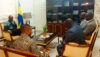 Arrêt sur image de l’audience accordée à la Chambre nationale des huissiers de justice du Gabon par le ministre de la Justice, Garde des Sceaux, chargé des Droits humains, Augustin Émane (à gauche). © La presse judiciaire gabonaise
