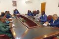 Le ministre de la Justice, Garde des Sceaux, Augustin Emane, devisant avec les parties prenantes dans ce conflit. © D.R.