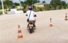Un candidat s’exerçant au créneau sur la moto en vue de l’obtention du permis A. © AGP