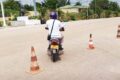 Un candidat s’exerçant au créneau sur la moto en vue de l’obtention du permis A. © AGP