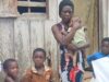 Âgée de 36 ans, Nathalie Bouna élève seule ses 11 enfants depuis le départ de son concubin survenu plusieurs mois auparavant. © GabonReview