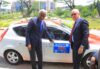 Le maire de Libreville, Eugène Mba, et le directeur général de Moov Africa Gabon Télécom, Zouheir Jorio, posant la première vignette 2026. © GabonReview