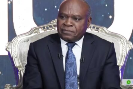 Le ministre de l’Accès universel à l’eau et à l’énergie, Philippe Tonangoye, lors de son passage sur Gabon Télévision. © GabonReview/Capture d’écran
