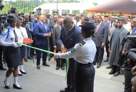 Le président de la République, Brice Clotaire Oligui Nguema, coupant le ruban symbolique devant les enfants d’Omar Bongo et ses pairs africains. © GabonReview