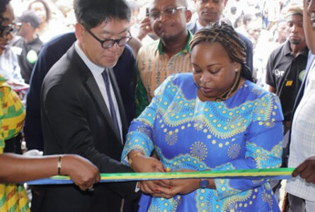 La ministre de l’Éducation nationale, Camélia Ntoutoume Leclercq coupant le ruban symbolique, le 15 mai 2025. © D.R.