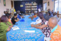 Les membres du Collectif devisant avec le maire de Ntoum, Zéphirine Etotowa Ntutume, le 7 mai 2026. © GabonReview