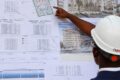 Plans, perspectives et état d’avancement des travaux : inspection d’un chantier de logements. © GabonReview (capture d’écran)