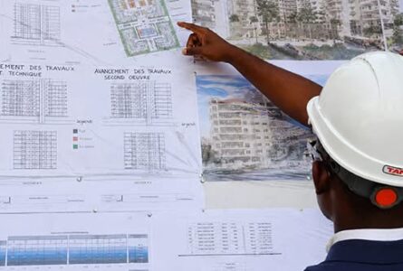 Plans, perspectives et état d’avancement des travaux : inspection d’un chantier de logements. © GabonReview (capture d’écran)