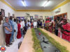 Rois africains et membres de Maghanga Ma Nzambe réunis autour d'une table ornée de plantes symboliques, lors de la cérémonie de remise des attributs traditionnels de chefferie, le 2 mai 2026 à Libreville. © Maghanga Ma Nzambe